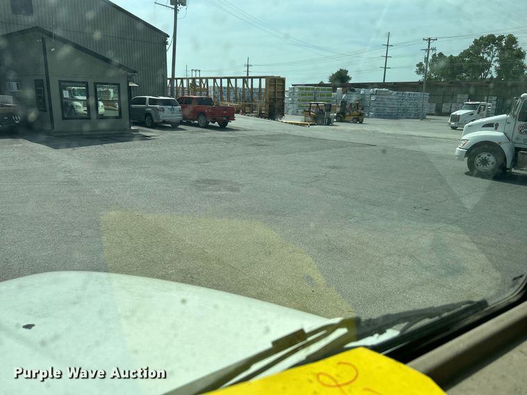 image for item DI7948 2009 Peterbilt 335  truck cab and chassis