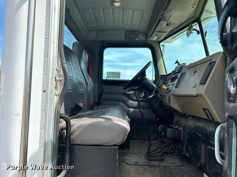 image for item DI7948 2009 Peterbilt 335  truck cab and chassis