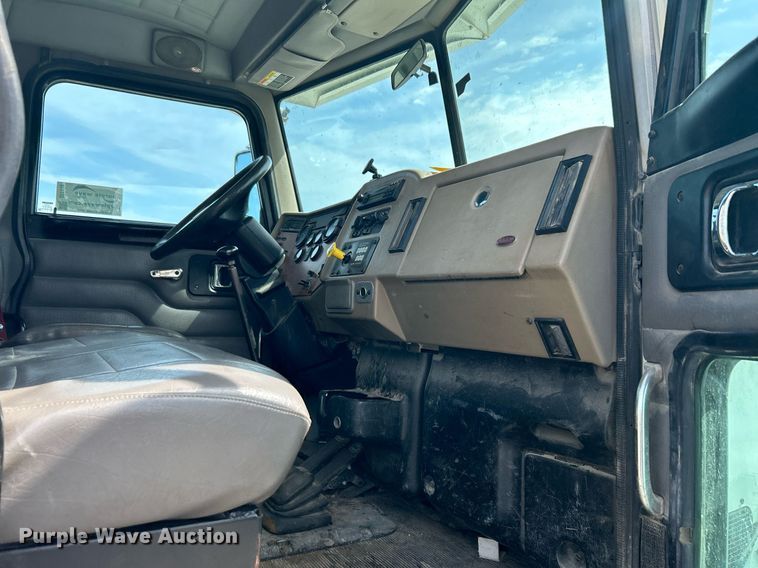 image for item DI7948 2009 Peterbilt 335  truck cab and chassis