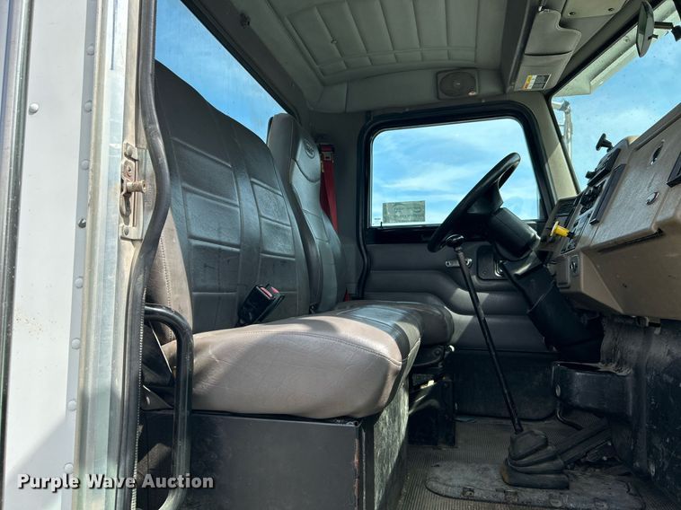 image for item DI7948 2009 Peterbilt 335  truck cab and chassis