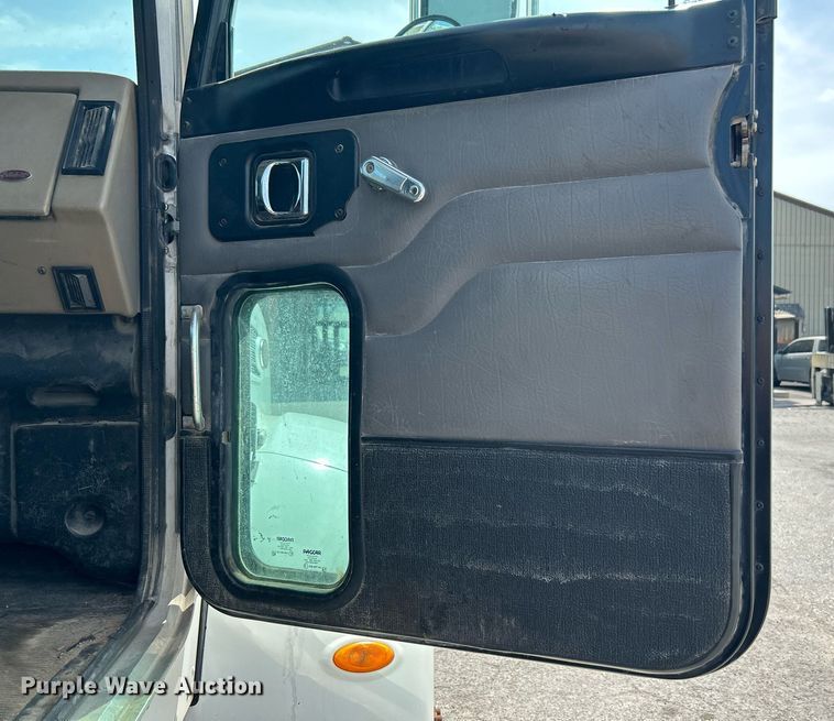 image for item DI7948 2009 Peterbilt 335  truck cab and chassis