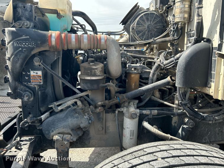 image for item DI7948 2009 Peterbilt 335  truck cab and chassis