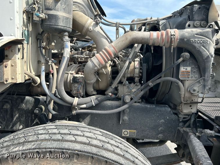 image for item DI7948 2009 Peterbilt 335  truck cab and chassis