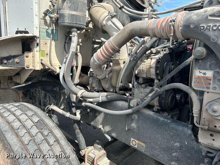 image for item DI7948 2009 Peterbilt 335  truck cab and chassis