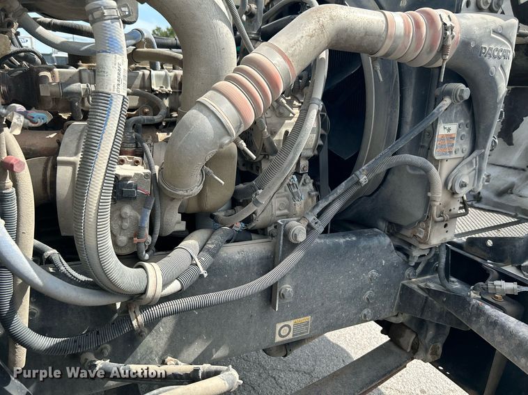 image for item DI7948 2009 Peterbilt 335  truck cab and chassis