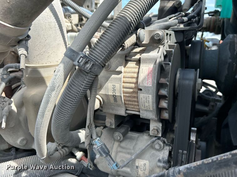 image for item DI7948 2009 Peterbilt 335  truck cab and chassis