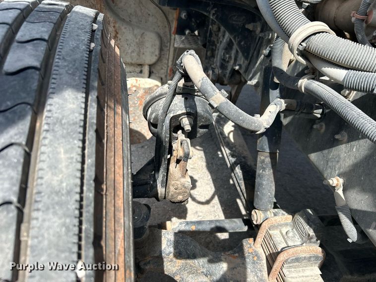 image for item DI7948 2009 Peterbilt 335  truck cab and chassis