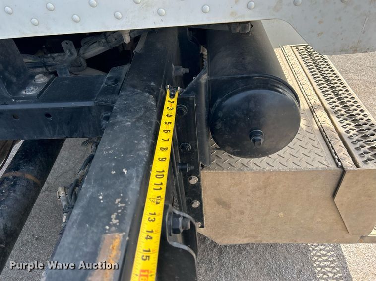 image for item DI7948 2009 Peterbilt 335  truck cab and chassis