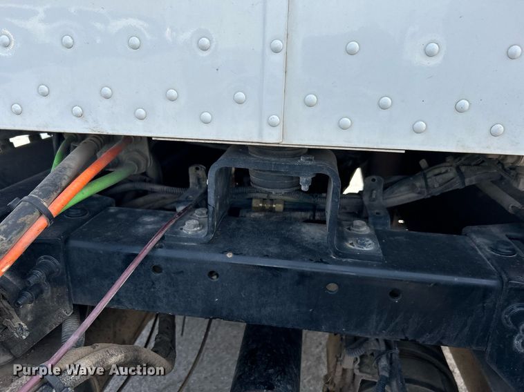 image for item DI7948 2009 Peterbilt 335  truck cab and chassis