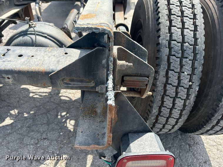 image for item DI7948 2009 Peterbilt 335  truck cab and chassis