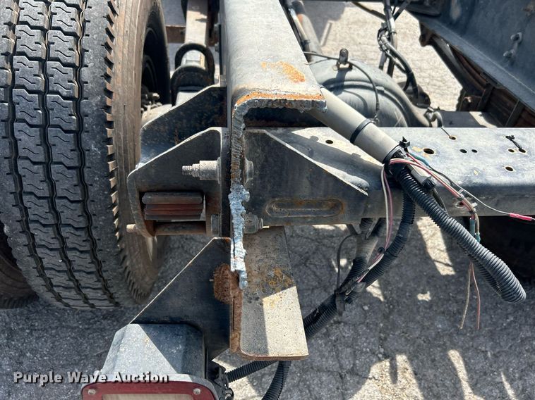 image for item DI7948 2009 Peterbilt 335  truck cab and chassis