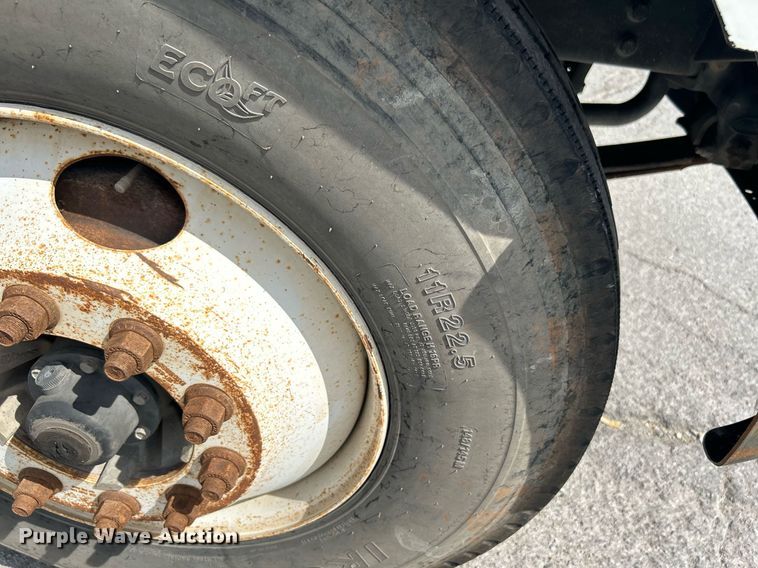 image for item DI7948 2009 Peterbilt 335  truck cab and chassis