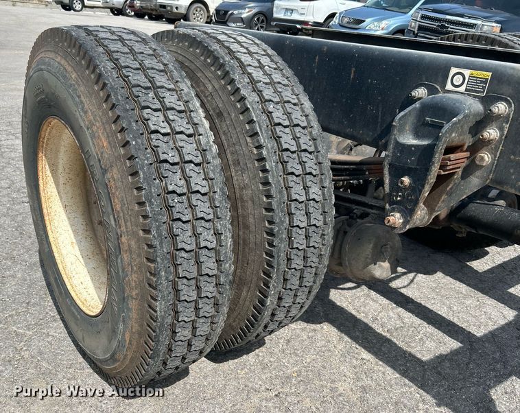 image for item DI7948 2009 Peterbilt 335  truck cab and chassis