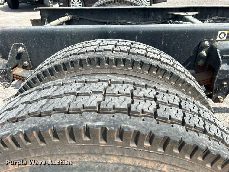 image for item DI7948 2009 Peterbilt 335  truck cab and chassis