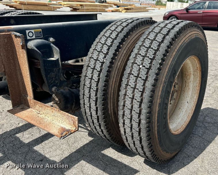 image for item DI7948 2009 Peterbilt 335  truck cab and chassis