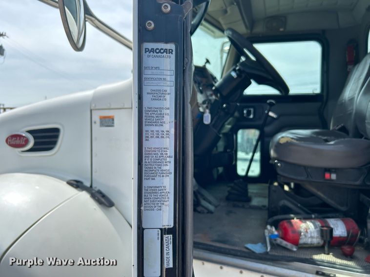 image for item DI7948 2009 Peterbilt 335  truck cab and chassis