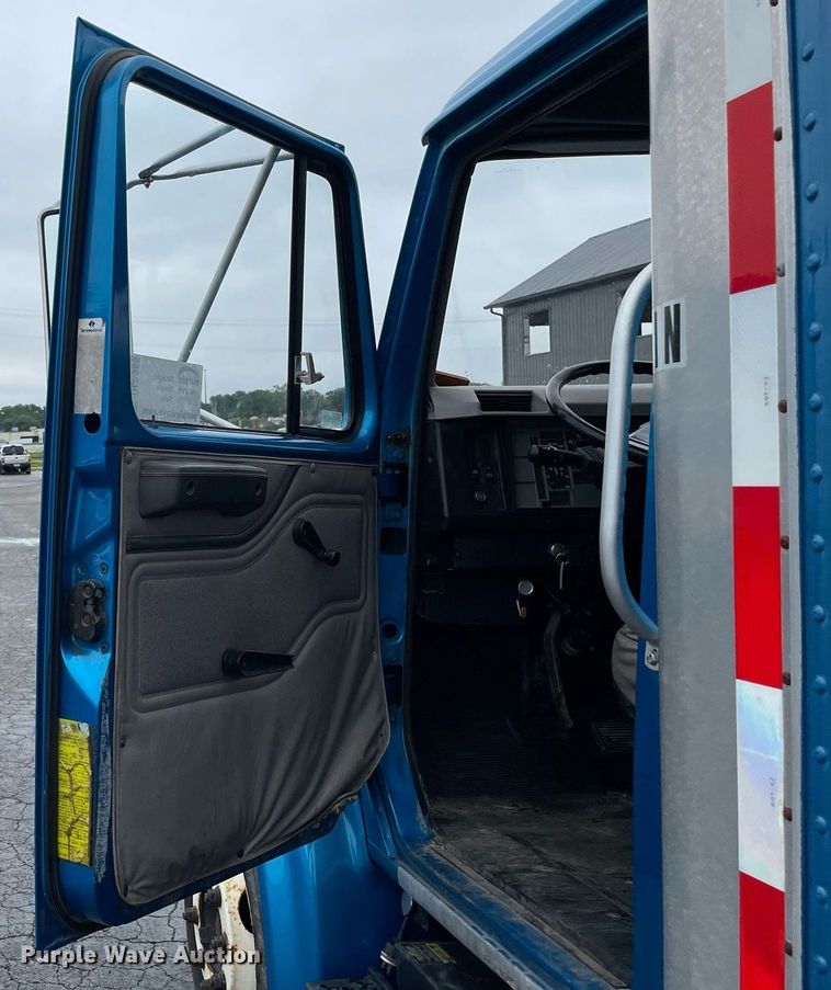 image for item DL3965 1998 International 4700  box truck