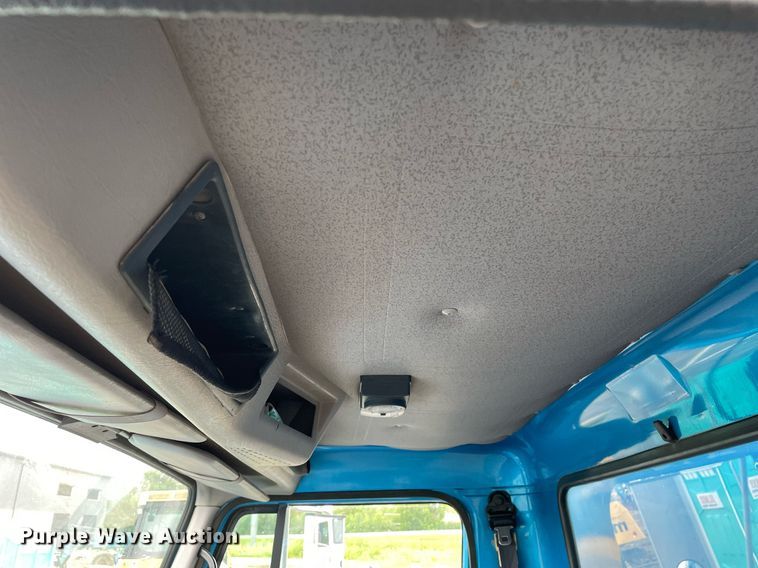 image for item DL3965 1998 International 4700  box truck