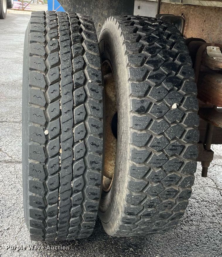 image for item DL3965 1998 International 4700  box truck