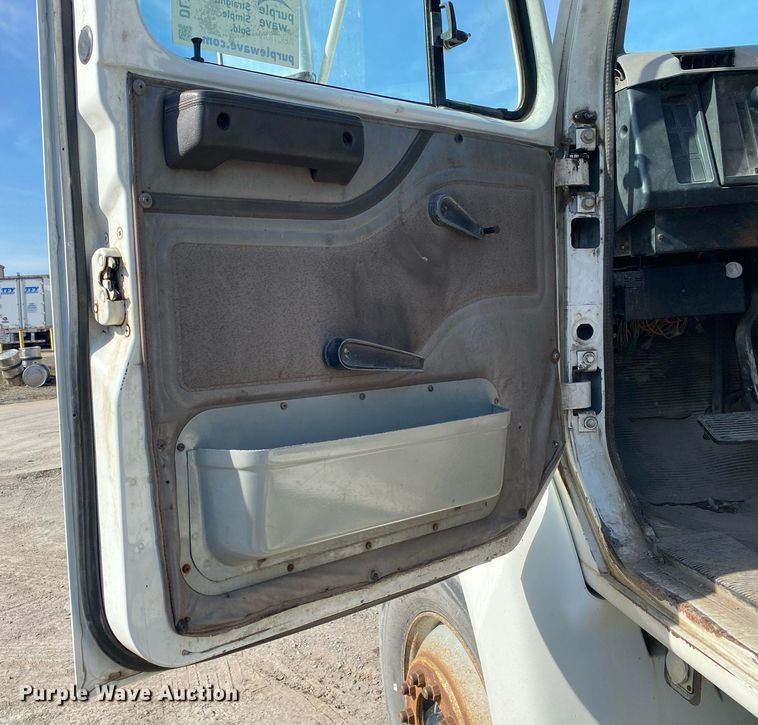 image for item DL7204 1998 International 8100  semi truck