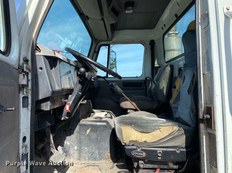 image for item DL7204 1998 International 8100  semi truck