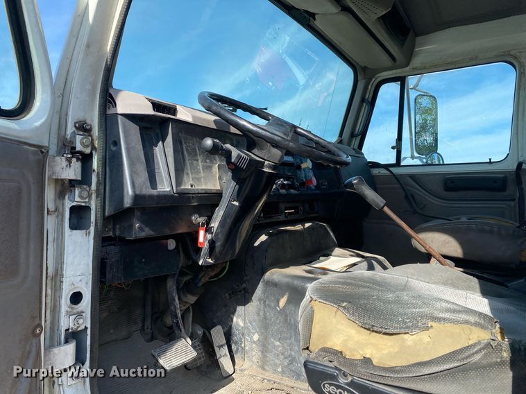 image for item DL7204 1998 International 8100  semi truck