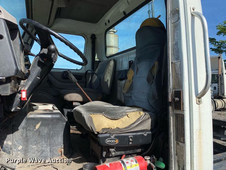 image for item DL7204 1998 International 8100  semi truck