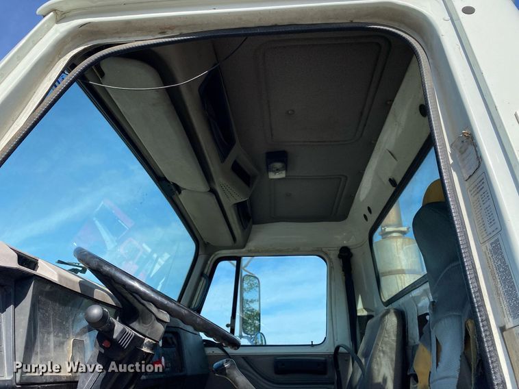 image for item DL7204 1998 International 8100  semi truck