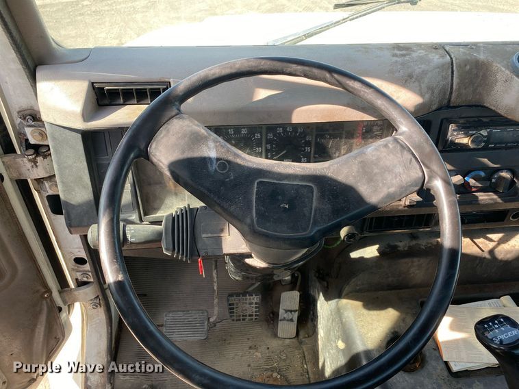 image for item DL7204 1998 International 8100  semi truck