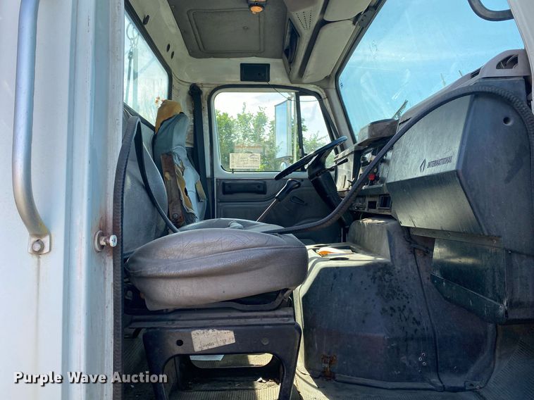 image for item DL7204 1998 International 8100  semi truck