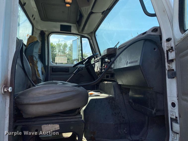 image for item DL7204 1998 International 8100  semi truck