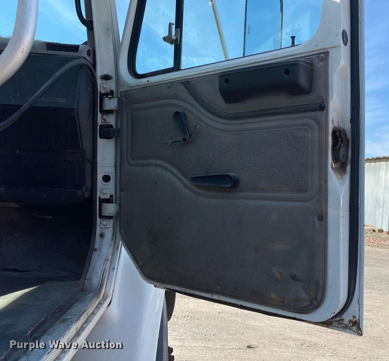 image for item DL7204 1998 International 8100  semi truck