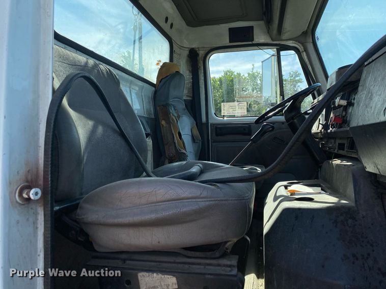 image for item DL7204 1998 International 8100  semi truck