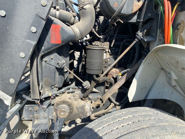 image for item DL7204 1998 International 8100  semi truck