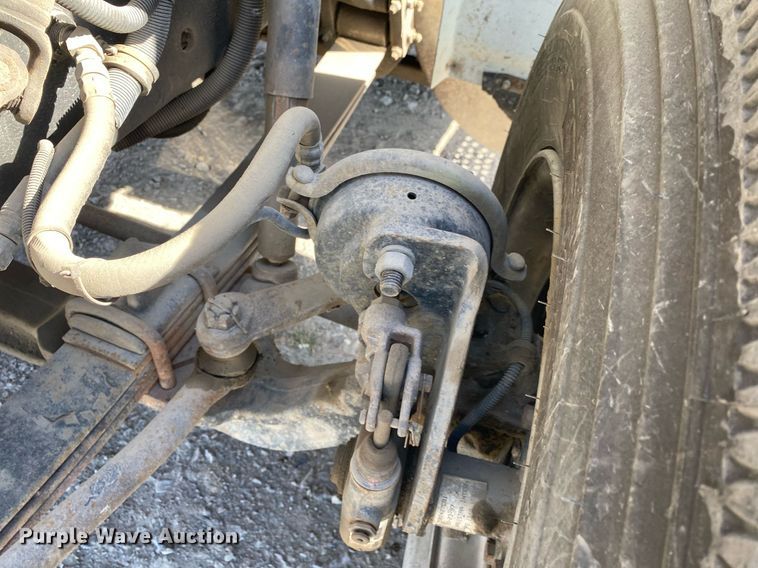 image for item DL7204 1998 International 8100  semi truck