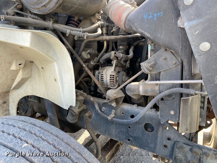 image for item DL7204 1998 International 8100  semi truck