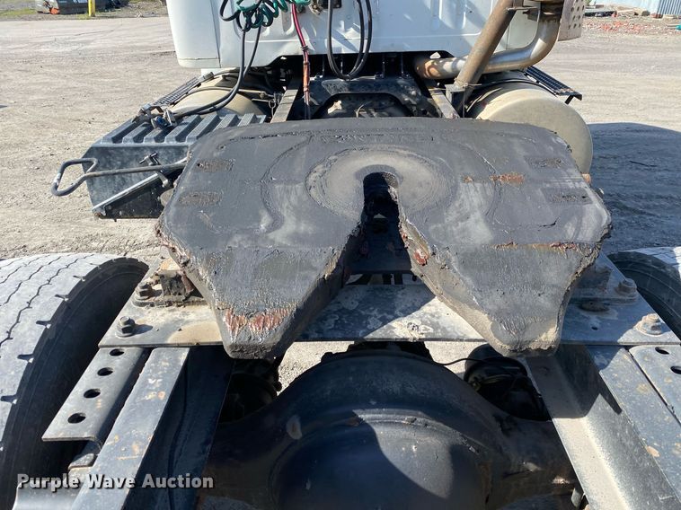 image for item DL7204 1998 International 8100  semi truck