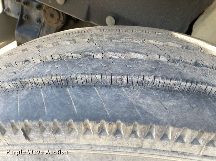 image for item DL7204 1998 International 8100  semi truck