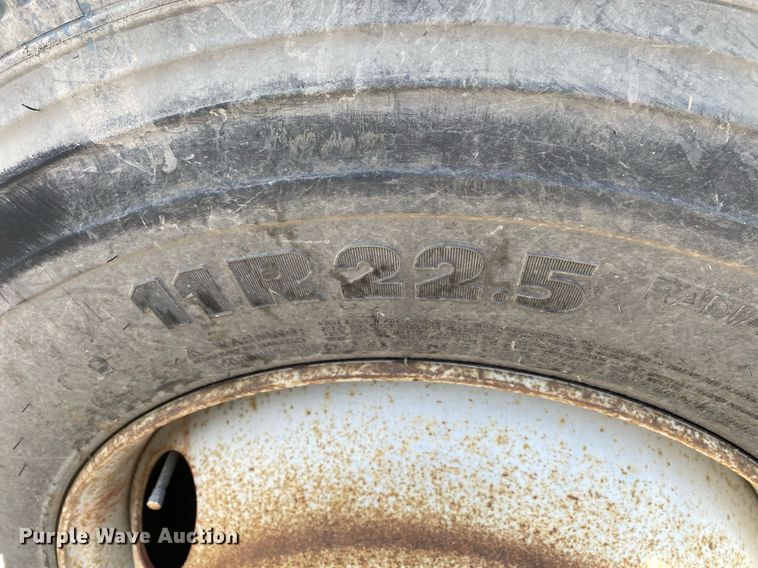 image for item DL7204 1998 International 8100  semi truck