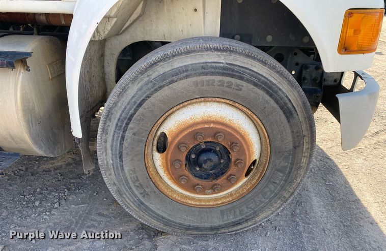 image for item DL7204 1998 International 8100  semi truck