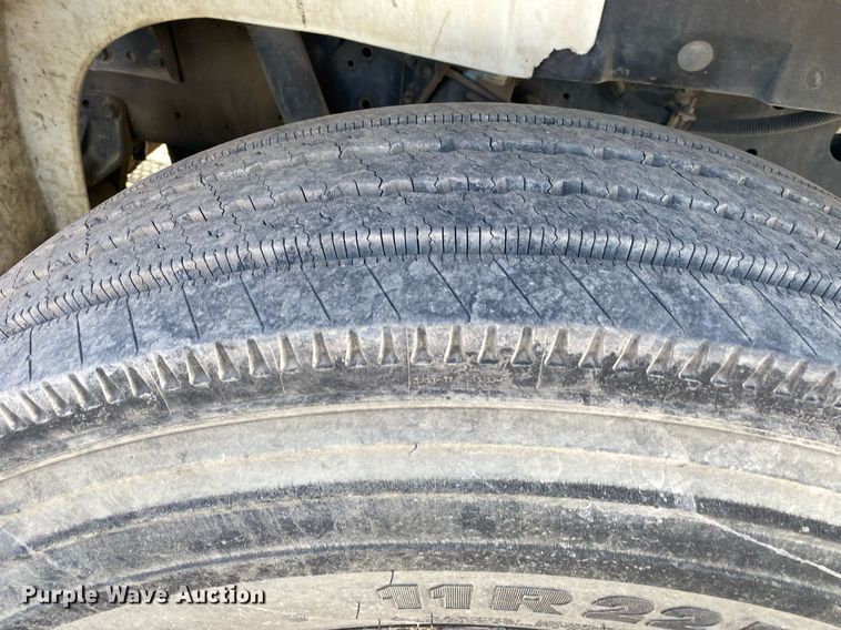 image for item DL7204 1998 International 8100  semi truck