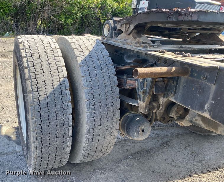 image for item DL7204 1998 International 8100  semi truck