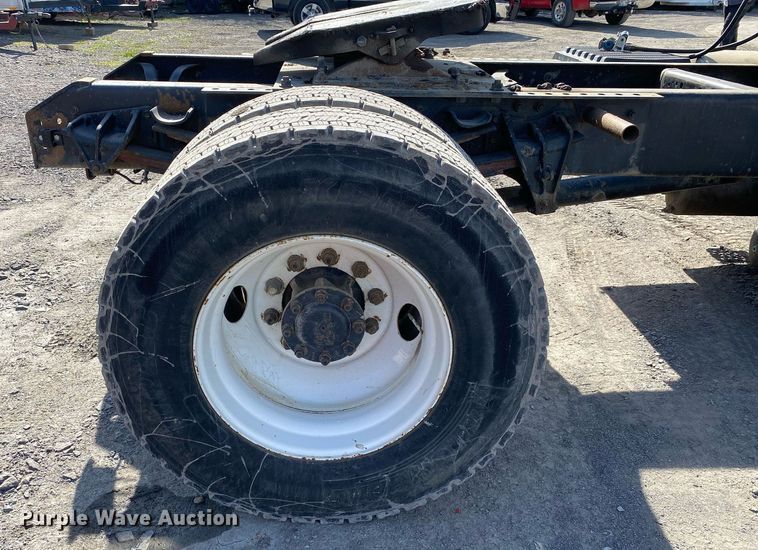 image for item DL7204 1998 International 8100  semi truck