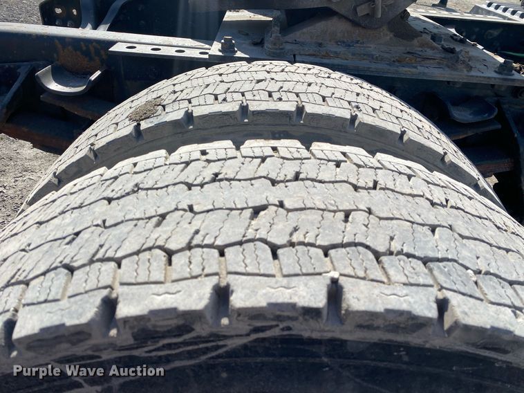 image for item DL7204 1998 International 8100  semi truck