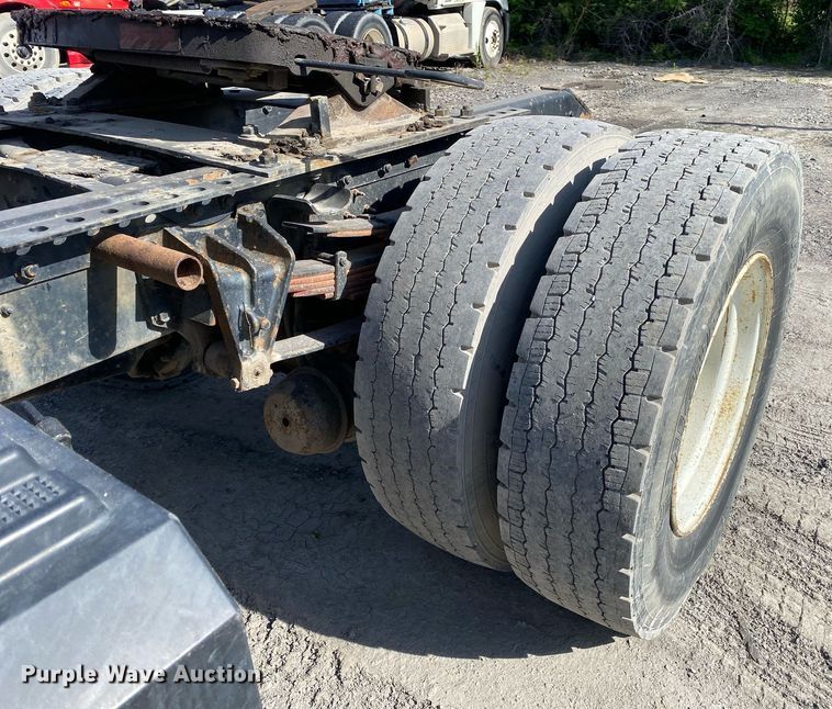 image for item DL7204 1998 International 8100  semi truck