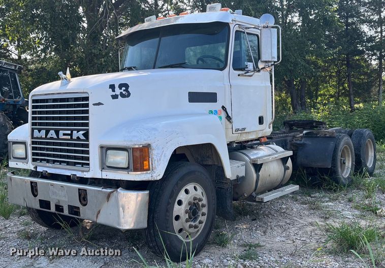 image for item DM1999 2000 Mack CH613  semi truck