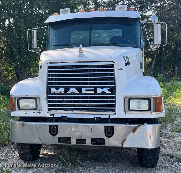 image for item DM1999 2000 Mack CH613  semi truck