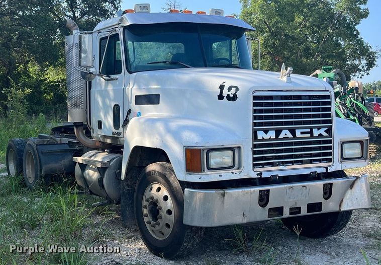 image for item DM1999 2000 Mack CH613  semi truck