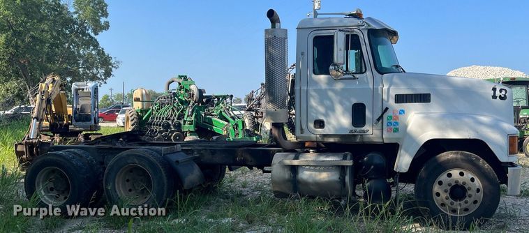 image for item DM1999 2000 Mack CH613  semi truck