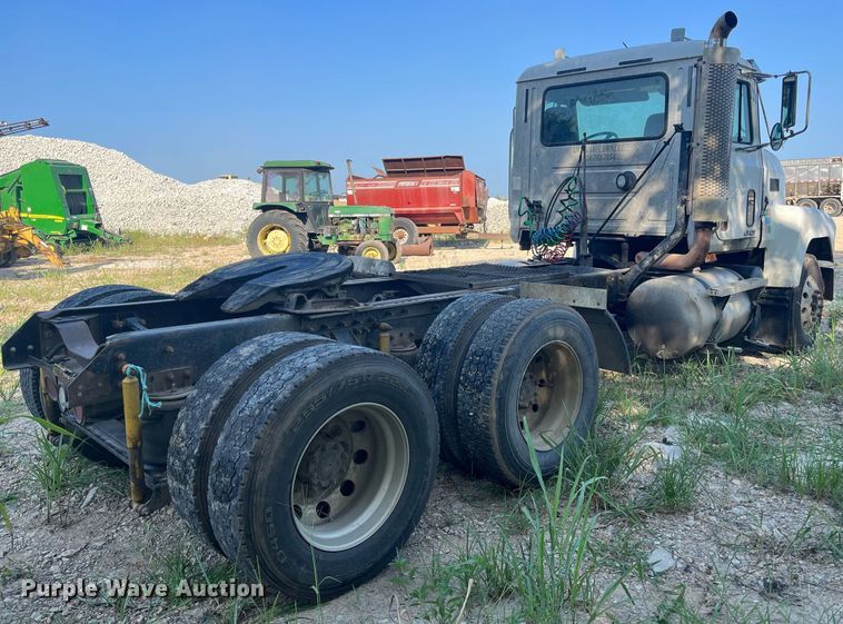 image for item DM1999 2000 Mack CH613  semi truck